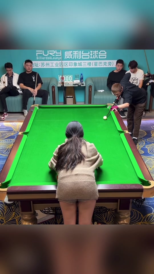 偏向于低角
